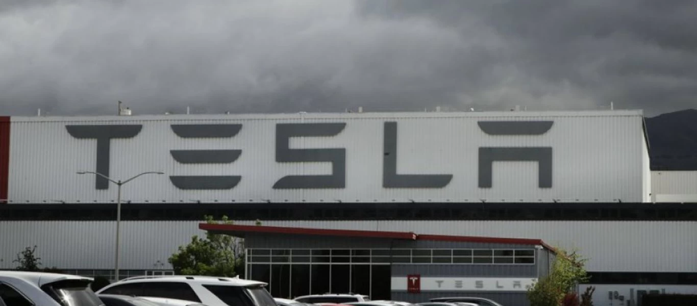 ΗΠΑ: Πυροσβέστες επιχειρούν για την κατάσβεση φωτιάς σε εργοστάσιο της Tesla στο Φρίμοντ (βίντεο)